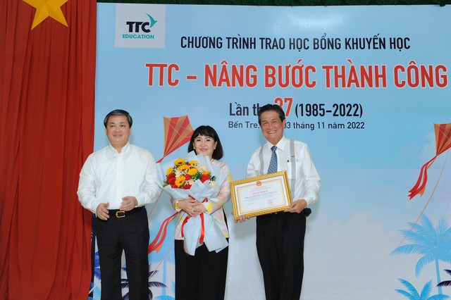Ủy viên Trung ương Đảng - Bí thư Tỉnh ủy Bến Tre Lê Đức Thọ trao bằng khen cho đại diện Tập đoàn TTC