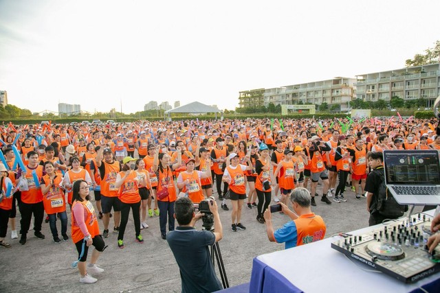 Với cự ly 5km, giải chạy đã thu hút gần 1.000 cặp đôi tham gia