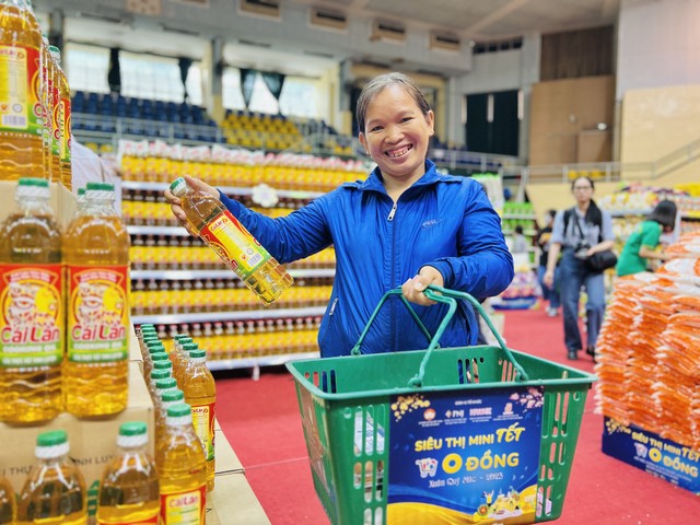 Người dân hạnh phúc khi đến với siêu thị Tết mini 0 đồng