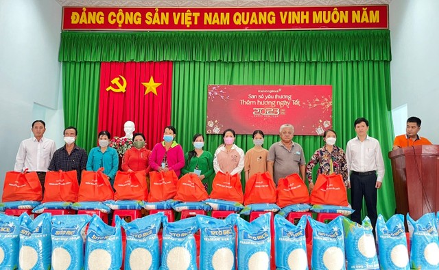 KienlongBank trao tặng quà Tết “San sẻ yêu thương – Thêm hương ngày Tết” cho bà con có hoàn cảnh khó khăn tại Đồng Tháp