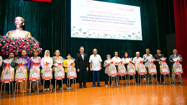 400 phần quà thể hiện sự quan tâm, chia sẻ với các đồng bào dân tộc thiểu số trên địa bàn TP.HCM để được đón một cái Tết trọn vẹn hơn