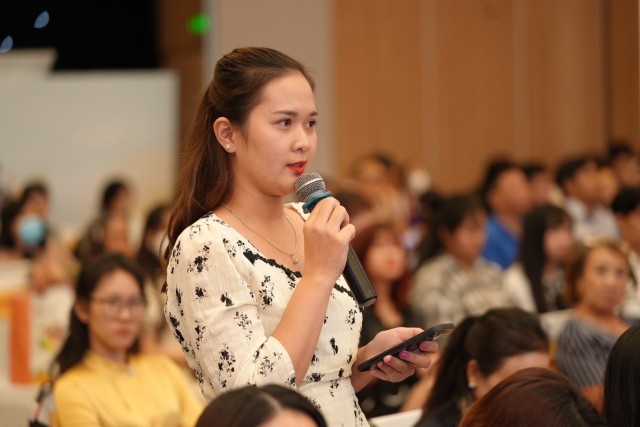 Cổ đông chất vấn tại ĐHCĐ HDBank sáng ngày 26/4. Ảnh: TP Cổ đông chất vấn tại ĐHCĐ HDBank sáng ngày 26/4. Ảnh: TP