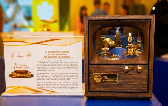 Tác phẩm Hộp đèn Layer – Nhịp sống TPHCM của Nhà thiết kế Trần Huỳnh Xuân Thảo đạt giải nhì bảng A - Quà tặng Hội nghị.