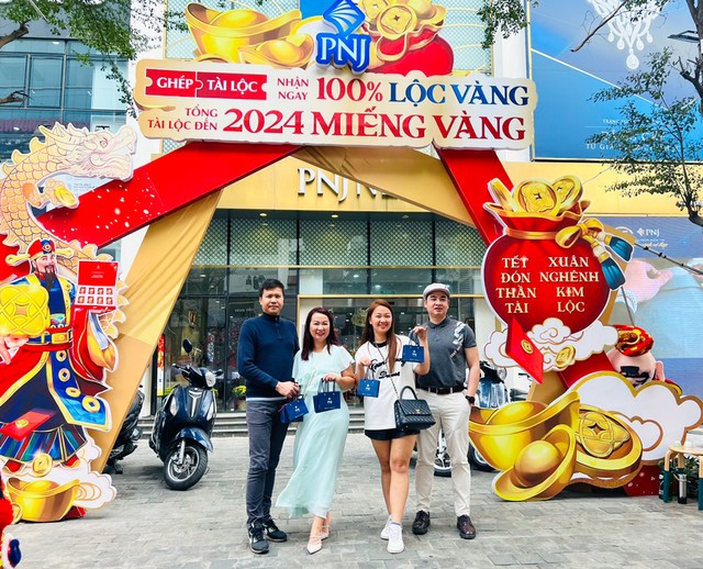 Ngày Vía thần tài 2024, nhiều khách hàng đã thay đổi phương thức bằng cách mua sắm online, đặt hàng sẵn tại nhà, sau đó mới ra cửa hàng để nhận sản phẩm.