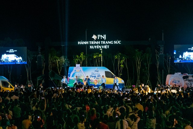 Tiếp nối thành công từ Chiến dịch “Hành trình Trang sức xuyên Việt – Rạng rỡ vẻ đẹp đời thường” năm 2023, PNJ tiếp tục làm mới “Hành trình Trang sức xuyên Việt” năm 2024 với thông điệp “Bừng sắc cho đời bừng sáng” và thu hút lượng khách tham gia đông đảo (Ảnh: Thanh Giang)