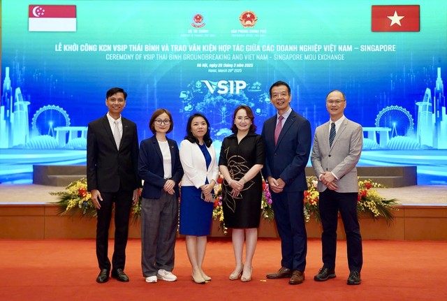 Bà Đặng Huỳnh Ức My - Chủ tịch HĐQT TTC Agri, Chủ tịch Công ty Global Mind Agriculture PTE. LTD (thứ 3 từ phải qua) và Giáo sư William Chen Wei Ning - Giám đốc Trung tâm Thí nghiệm Đổi mới Nông nghiệp - Thực phẩm Singapore (SAIL), Đại học Công nghệ Nanyang (NTU) (thứ 2 từ phải qua) cùng đại diện 2 bên tại sự kiện ký kết