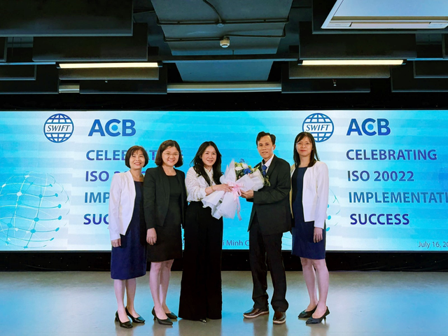 Bà Sharon Toh đại diện tổ chức SWIFT đến chúc mừng ACB