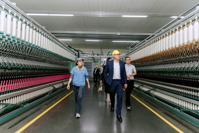 Ông Từ Tiến Phát, Tổng giám đốc Ngân hàng Á Châu, trực tiếp tham quan dây chuyền sản xuất sợi hiện đại và tân tiến nhất tại một nhà máy có vốn đầu tư nước ngoài trong lĩnh vực dệt may tại Quảng Ninh Ông Từ Tiến Phát, Tổng giám đốc Ngân hàng Á Châu, trực tiếp tham quan dây chuyền sản xuất sợi hiện đại và tân tiến nhất tại một nhà máy có vốn đầu tư nước ngoài trong lĩnh vực dệt may tại Quảng Ninh