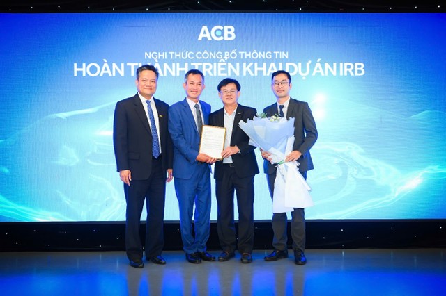 Đại diện KPMG trao thư xác nhận hoàn thành dự án cho ACB.