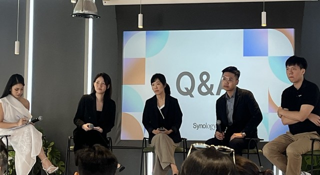 Bà Thachawan Chinchanakarn (giữa) chia sẻ tại buổi ra mắt các Flangship mới của Synology ngày 1/10/2025.