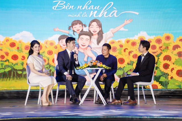 Các gia đình tiêu biểu đại diện chia sẻ câu chuyện hôn nhân và gia đình (Ảnh: Sơn Tùng)