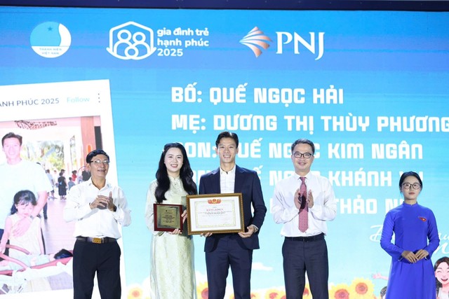 Vợ chồng cầu thủ Quế Ngọc Hải được vinh danh Gia đình trẻ tiêu biểu 2025 (Ảnh: Lâm Hải)