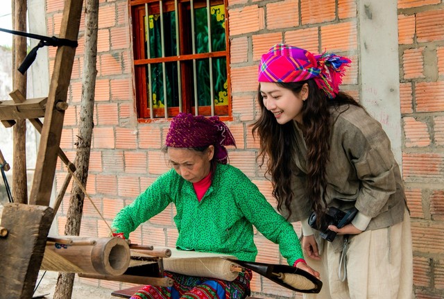 Đoàn cũng tham quan nơi làm việc dân tộc H’Mông (Ảnh: Ban tổ chức)