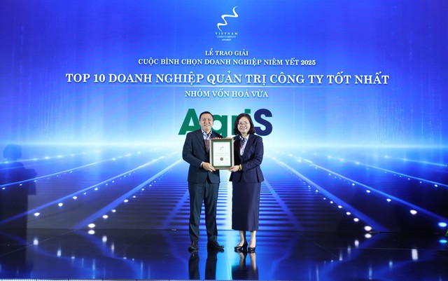 Ông Đinh Vũ Quốc Huy - Trưởng Ban Thư ký Công ty và Quan hệ cổ đông AgriS nhận giải thưởng Top 10 Doanh nghiệp Quản trị công ty tốt nhất năm 2025