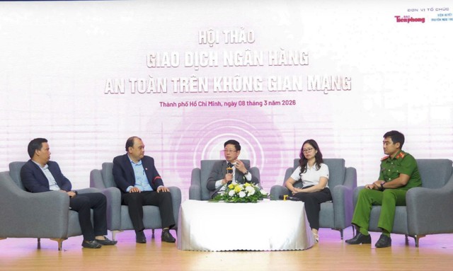 Các chuyên gia chia sẻ tại hội thảo “Giao dịch ngân hàng an toàn trên không gian mạng”