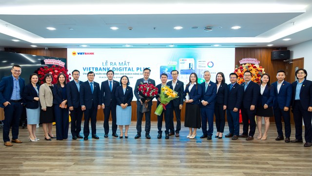 Ban Lãnh đạo Vietbank và VNPAY cùng các thành viên Ban Dự án chụp hình lưu niệm trong chương trình Ban Lãnh đạo Vietbank và VNPAY cùng các thành viên Ban Dự án chụp hình lưu niệm trong chương trình