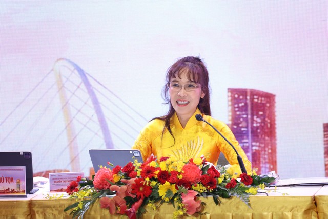 Bà Nguyễn Thị Phương Thảo, Phó Chủ tịch Thường trực HĐQT HDBank trả lời cổ đông tại ĐHCĐ.