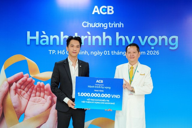 Đại diện ACB, Chủ tịch Trần Hùng Huy, trao tặng 1 tỷ đồng cho Phó Giáo sư, Tiến sĩ, Bác sĩ Trương Quang Định - Giám đốc Bệnh viện Nhi đồng Thành Phố. Đại diện ACB, Chủ tịch Trần Hùng Huy, trao tặng 1 tỷ đồng cho Phó Giáo sư, Tiến sĩ, Bác sĩ Trương Quang Định - Giám đốc Bệnh viện Nhi đồng Thành Phố.