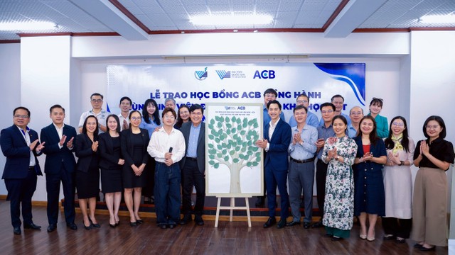 Ban lãnh đạo ACB nhận món quà “Cây nguyện ước” – là những điều ước từ 100 sinh viên nhận học bổng. Ban lãnh đạo ACB nhận món quà “Cây nguyện ước” – là những điều ước từ 100 sinh viên nhận học bổng.