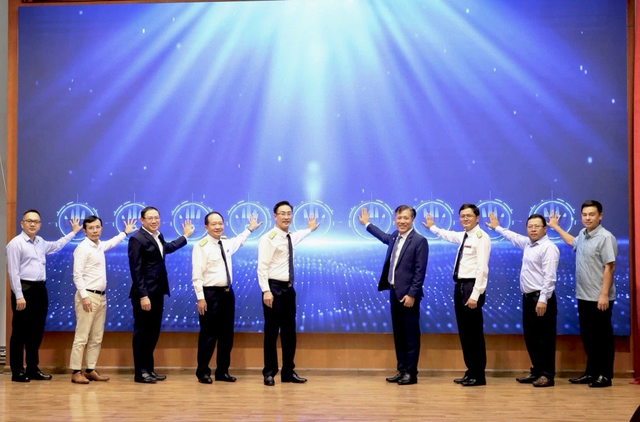 Các đại biểu thực hiện nghi thức kích hoạt Tổng đài ứng dụng trí tuệ nhân tạo và thông tin thuế qua nền tảng thanh toán số Các đại biểu thực hiện nghi thức kích hoạt Tổng đài ứng dụng trí tuệ nhân tạo và thông tin thuế qua nền tảng thanh toán số
