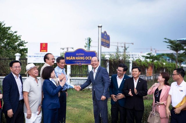Ông Trịnh Văn Tuấn - Chủ tịch HĐQT Ngân hàng OCB bên con đường mang tên Ngân hàng OCB. Ông Trịnh Văn Tuấn - Chủ tịch HĐQT Ngân hàng OCB bên con đường mang tên Ngân hàng OCB.