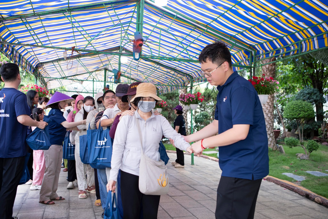 Ông Đặng Huỳnh Anh Tuấn trao quà tặng đến người khiếm thị có hoàn cảnh khó khăn. Ông Đặng Huỳnh Anh Tuấn trao quà tặng đến người khiếm thị có hoàn cảnh khó khăn.