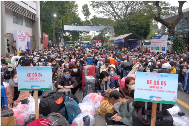 Sinh viên tập trung trước giờ khởi hành