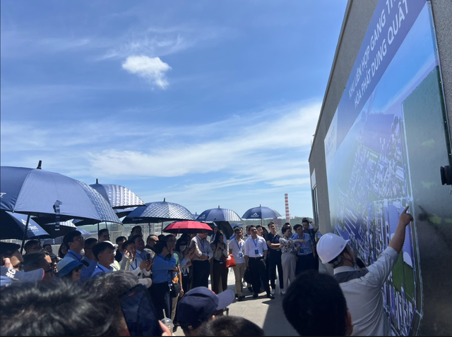 Nhà đầu tư nghe giới thiệu tổng thể về Khu liên hợp Hòa Phát Dung Quất 2