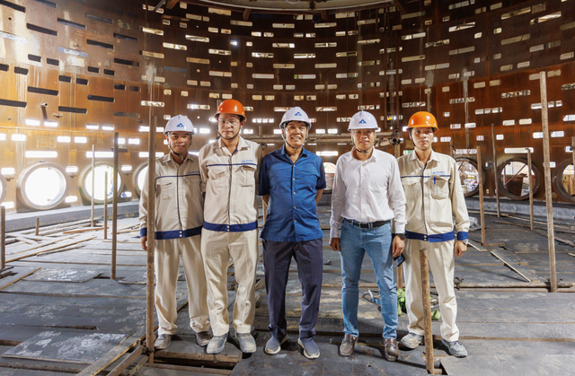 Ông Trần Đình Long (thứ 3 từ trái qua) kiểm tra xây lắp bên trong lò cao