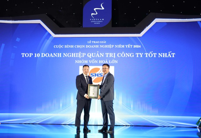 Ông Nguyễn Chí Thành, Tổng giám đốc CTCP chứng khoán SHS (bên trái) nhận giải Quản trị công ty tốt nhất năm 2024