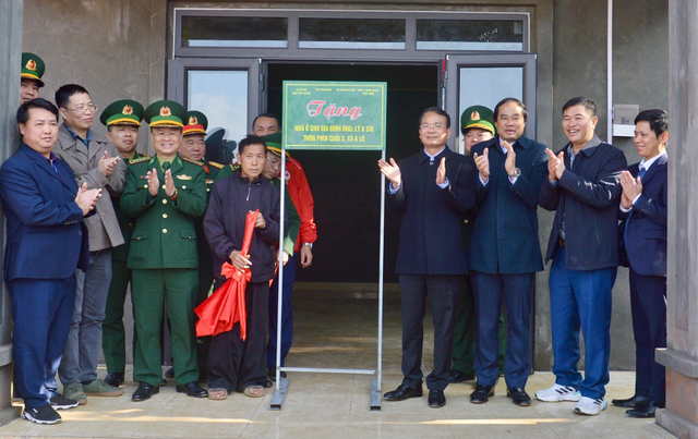 Căn nhà đầu tiên đã được khánh thành và bàn giao cho gia đình ông Lý A Sài, thôn Phìn Chải 2, xã A Lù, huyện Bát Xát, tỉnh Lào Cai Căn nhà đầu tiên đã được khánh thành và bàn giao cho gia đình ông Lý A Sài, thôn Phìn Chải 2, xã A Lù, huyện Bát Xát, tỉnh Lào Cai