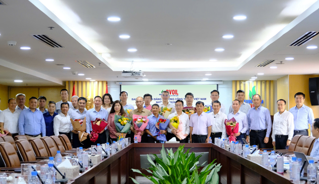 Nhân dịp này, Lãnh đạo Tổng công ty Dầu Việt Nam đã biểu dương các đơn vị đạt thành tích cao trong thực hiện nhiệm vụ SXKD 6 tháng đầu năm 2025.