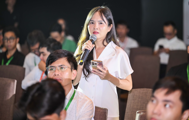 Nhà đầu tư đặt câu hỏi tại roadshow IPO VPBankS