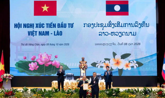 Bộ trưởng Bộ Tài chính Ngô Văn Tuấn trao Giấy chứng nhận đăng ký đầu tư ra nước ngoài cho ông Nguyễn Xuân Thắng, Tổng Giám đốc của Tập đoàn HAGL, Thủ đô Viêng Chăn, ngày 08/10/2026. Bộ trưởng Bộ Tài chính Ngô Văn Tuấn trao Giấy chứng nhận đăng ký đầu tư ra nước ngoài cho ông Nguyễn Xuân Thắng, Tổng Giám đốc của Tập đoàn HAGL, Thủ đô Viêng Chăn, ngày 08/10/2026.