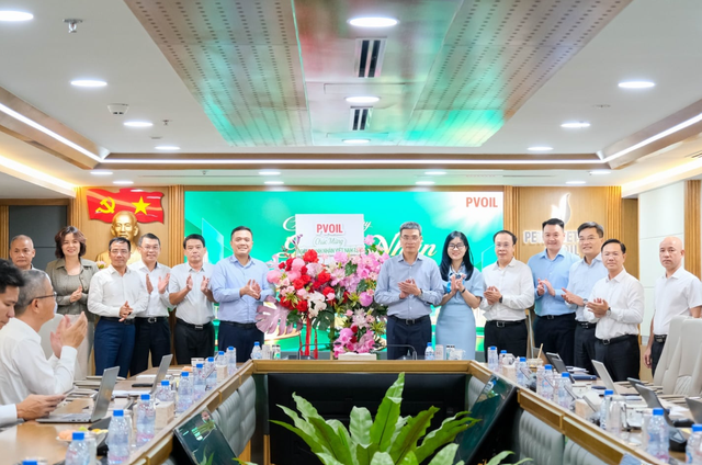 Cán bộ, người lao động PVOIL chúc mừng Chủ tịch HĐQT Dương Mạnh Sơn và Tổng giám đốc Nguyễn Đăng Trình nhân ngày Doanh nhân Việt Nam 13/10