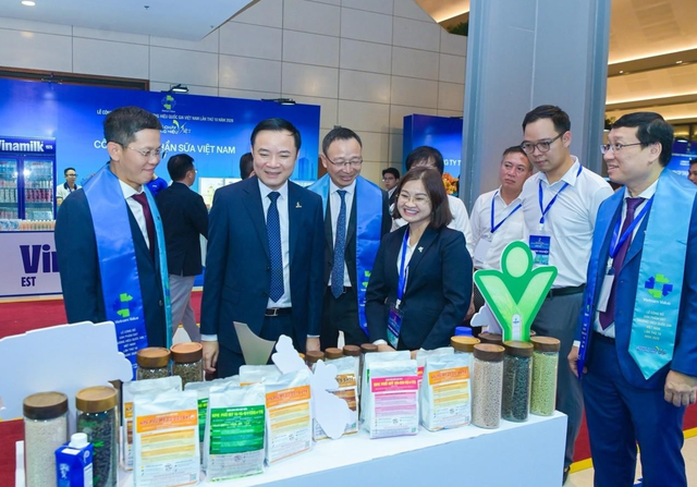 Chủ tịch HĐTV Petrovietnam Lê Ngọc Sơn và đoàn đại biểu Tập đoàn tham quan và đánh giá cao các sản phẩm mới của PVFCCo-Phú Mỹ Chủ tịch HĐTV Petrovietnam Lê Ngọc Sơn và đoàn đại biểu Tập đoàn tham quan và đánh giá cao các sản phẩm mới của PVFCCo-Phú Mỹ