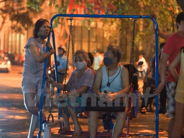 Hà Nội: Cháy chung cư Linh Đàm giữa đêm, dân bỏ nhà tháo chạy ảnh 4