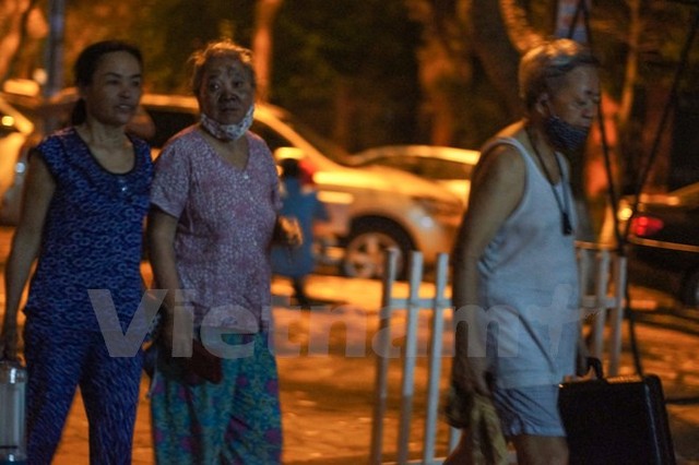 Hà Nội: Cháy chung cư Linh Đàm giữa đêm, dân bỏ nhà tháo chạy ảnh 5