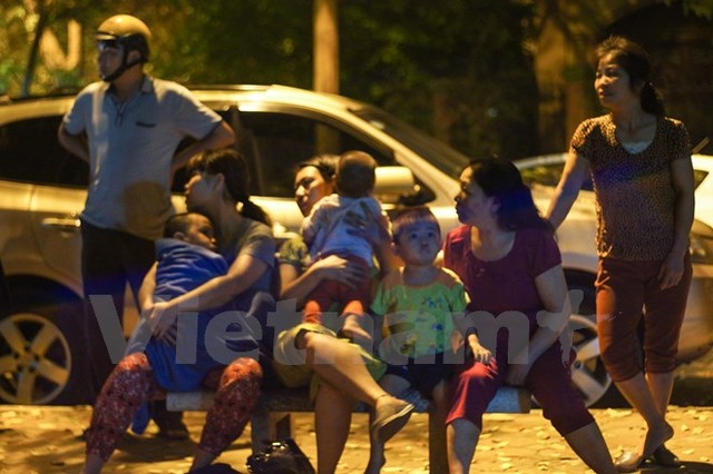 Hà Nội: Cháy chung cư Linh Đàm giữa đêm, dân bỏ nhà tháo chạy ảnh 6