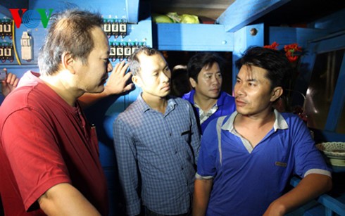 Bộ trưởng Trương Minh Tuấn trực tiếp mua, ăn cá của ngư dân Quảng Bình ảnh 1