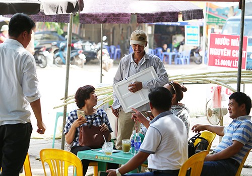 Vải thiều vừa qua biên giới Trung Quốc đã tăng giá gấp đôi ảnh 1