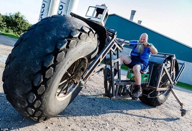 Thử sức với chiếc xe đạp 2 bánh khổng lồ nặng gần 950kg ảnh 1