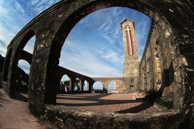 Nhà thờ đá Tam Đảo thấp thoáng trong mây ảnh 1