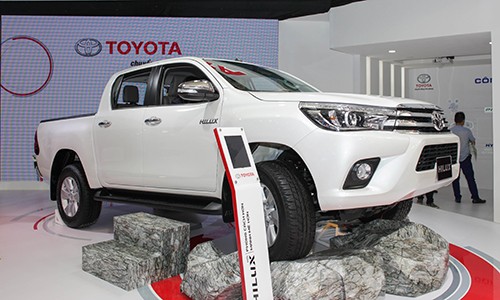 Toyota Hilux 2016 giá từ 697 triệu, quyết đấu Ford Ranger ảnh 1