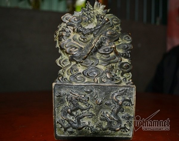 Đào được vật lạ nghi ấn tín vua chúa ảnh 2