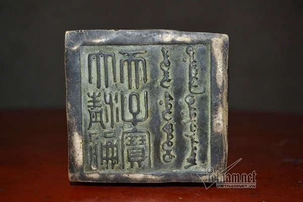 Đào được vật lạ nghi ấn tín vua chúa ảnh 3