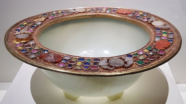 64 Bảo vật hoàng cung triều Nguyễn lần đầu về lại cố hương ảnh 15