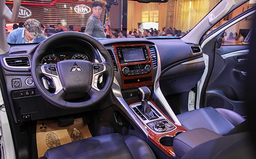 Mitsubishi Pajero Sport mới giá từ 1,4 tỷ - đối thủ Toyota Fortuner ảnh 1