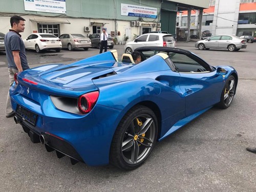 Siêu xe Ferrari 488 Spider đầu tiên về Việt Nam ảnh 2