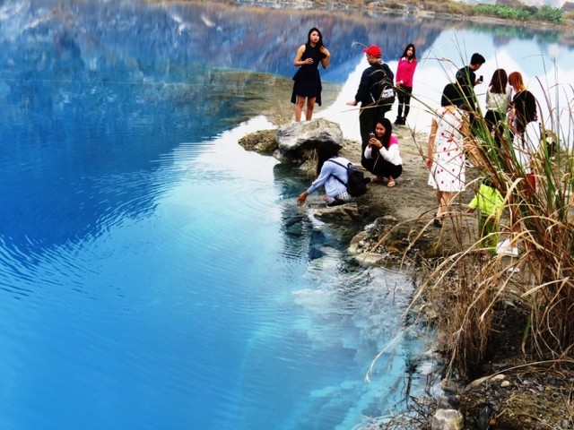 Người dân Hải Phòng đổ xô đi ngắm hồ nước xanh ảnh 1